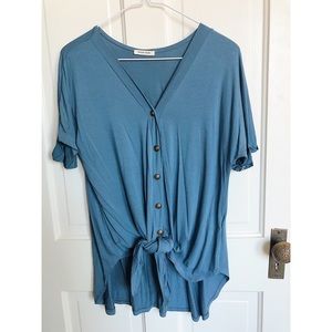 Short sleeve blue knitted tee, with buttons.